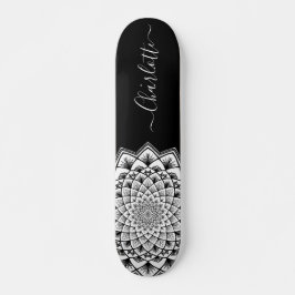 Schwarz-weißes Mandala Muster Monogram Skateboard