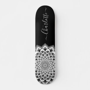 Schwarz-weißes Mandala Muster Monogram Skateboard