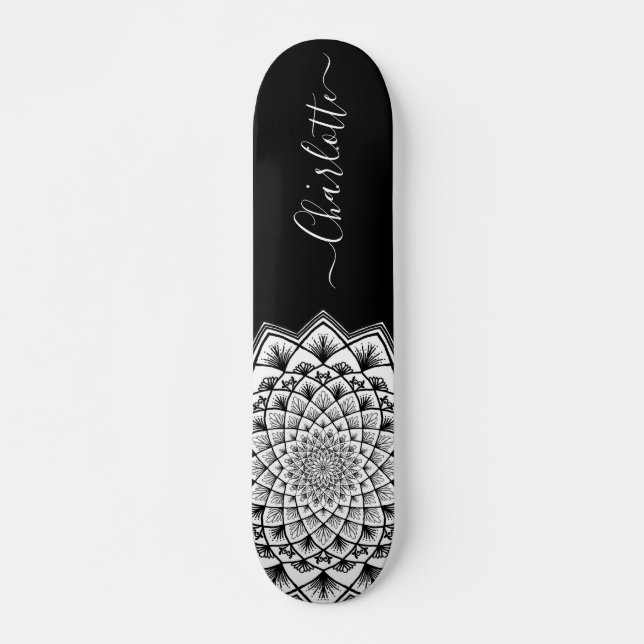 Schwarz-weißes Mandala Muster Monogram Skateboard (Vorne)