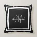 Schwarz-weißes modernes mit Monogramm Kissen<br><div class="desc">Modernes mit Monogramm Schwarzweiss-Kissen macht eine große Geschenkidee für jedermann!  Der Hintergrund des Wurfskissens ist auf beiden Seiten schwarz.  Der Monogrammname wird auf der Front in Grauem und im Weiß mit einer doppelten weißen Rahmengrenze zentriert.  
FERTIGEN SIE NAMEN UND INITIALE DURCH EINFACH FOLGENDES DIE ZAZZLE SCHABLONEN-AUFFORDERUNGEN BESONDERS AN</div>
