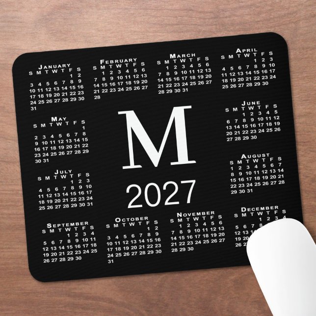 Schwarz-weißes Monogramm 2027 Kalender Mousepad (Black White Monogram 2027 Calendar Mouse Pad in situ)