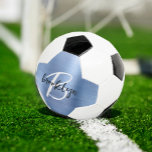 Schwarz-weißes Monogramm aus blaugegossenem Metall Fußball<br><div class="desc">Dieser personalisierte Fußball ist mit einem Monogramm und einem Vornamen in modernem Schwarz-Weiß-Drehbuch auf einem glamourös-blauen Metallhintergrund versehen.</div>