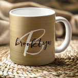 Schwarz-weißes Monogramm aus goldgegossenem Metall Kaffeetasse<br><div class="desc">Diese elegante personalisierte Kaffee-Tasse zeichnet sich durch ein Monogramm und einen Vornamen in modernem Schwarz-Weiß-Drehbuch auf einem vergoldeten Metallhintergrund aus.</div>