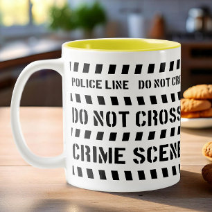 Schwarz-weißes Polizeiverbrechen-Szene-Thema  Zweifarbige Tasse