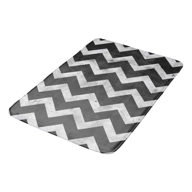 Schwarz-weißes Rustikal-Chevron-Muster Badematte (Schrägansicht)