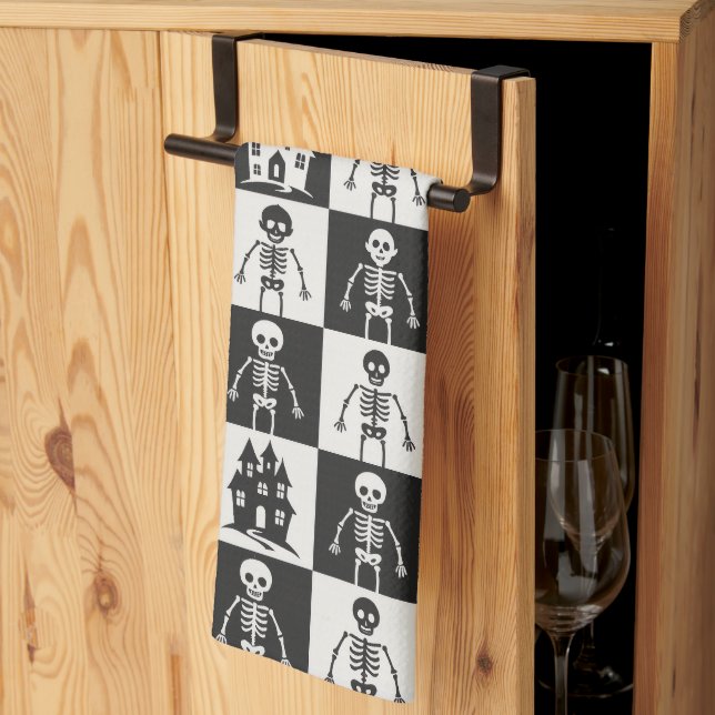 Schwarz-weißes Schachbrett-Halloween Geschirrtuch (Drittel gefaltet)