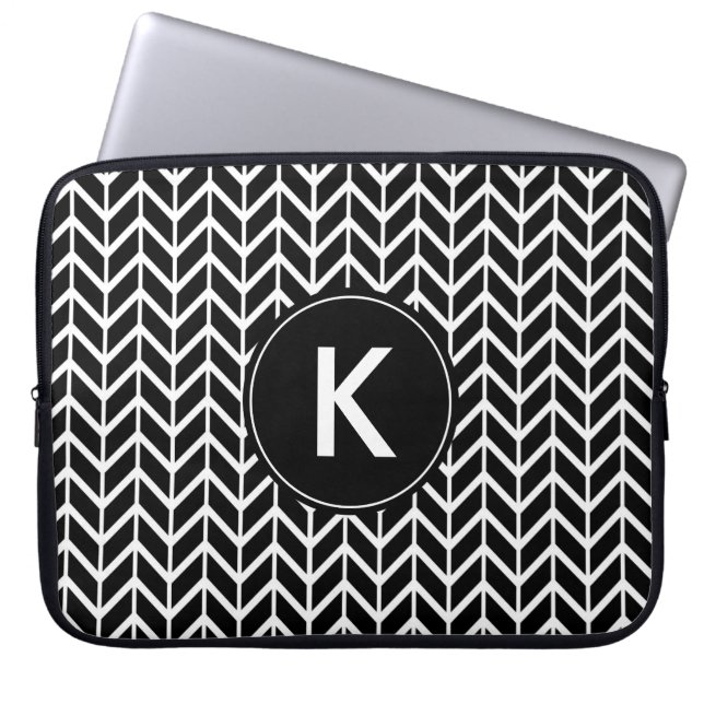 Schwarz-weißes Zickzack Monogramm Laptopschutzhülle (Vorderseite)