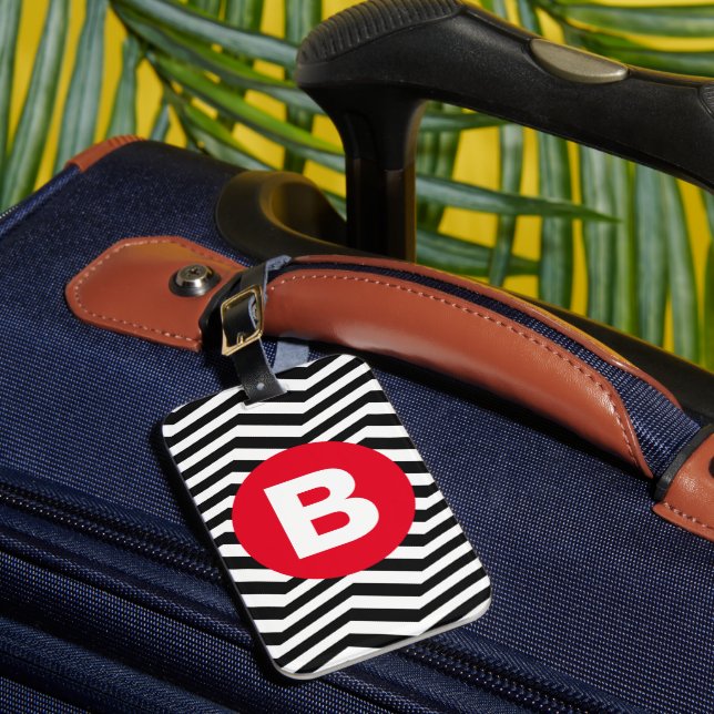 Schwarz-weißes Zickzack-Muster mit rotem Monogramm Gepäckanhänger (Vorderseite Insitu 1)