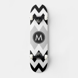 Schwarz-weißes Zickzack Muster Skateboard