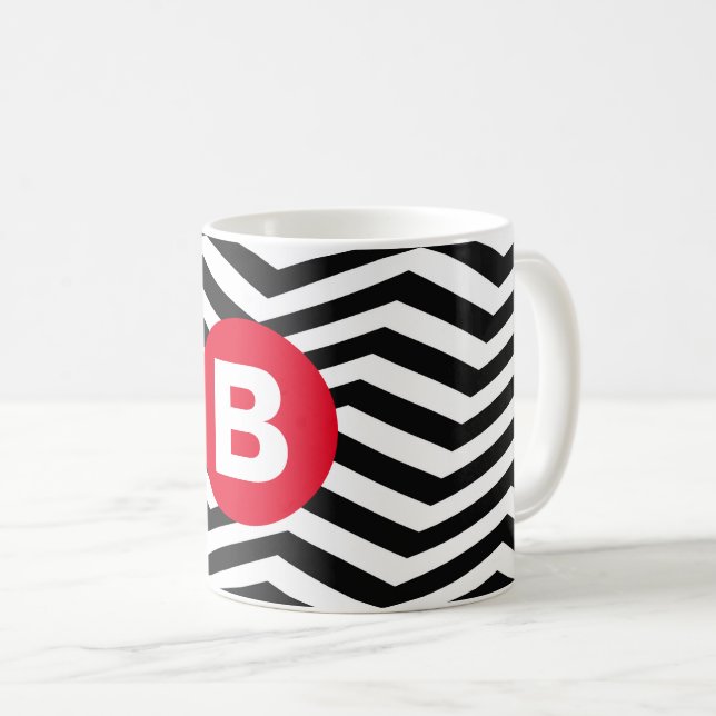 Schwarz-weißes Zickzackmuster mit rotem Monogramm Kaffeetasse (VorderseiteRechts)