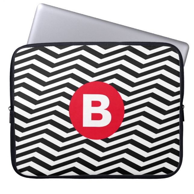 Schwarz-weißes Zickzackmuster mit rotem Monogramm Laptopschutzhülle (Vorderseite)