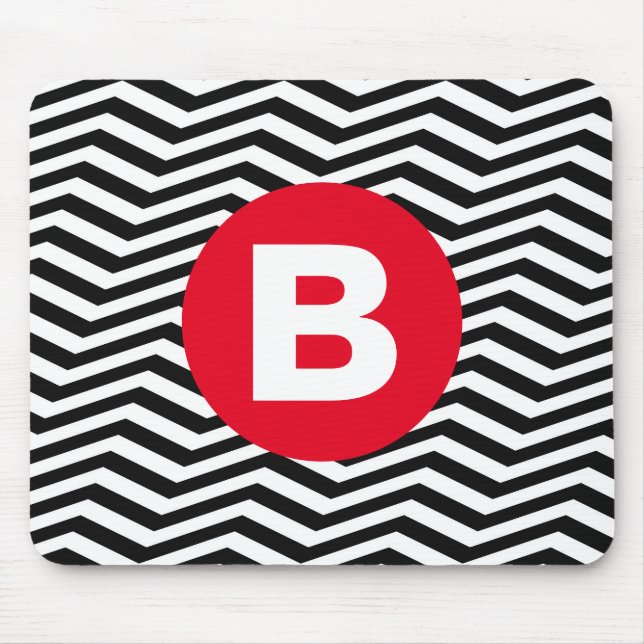 Schwarz-weißes Zickzackmuster mit rotem Monogramm Mousepad (Vorne)