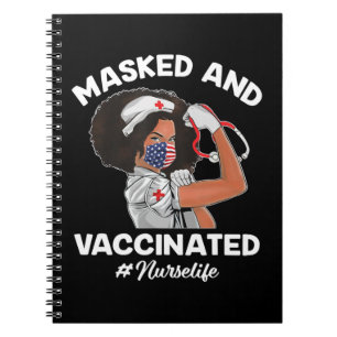 Schwarzafrikaner mit Maske und Impfung Notizblock