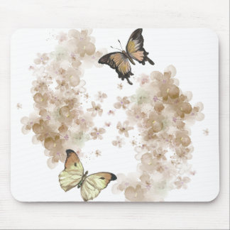 Schwarzbraune Schmetterlinge mit Blume Mousepad