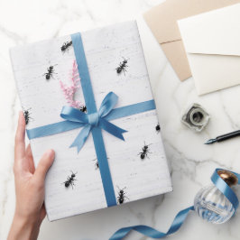 Schwarze Ameisen auf weiß getünchtem Holz Geschenkpapier