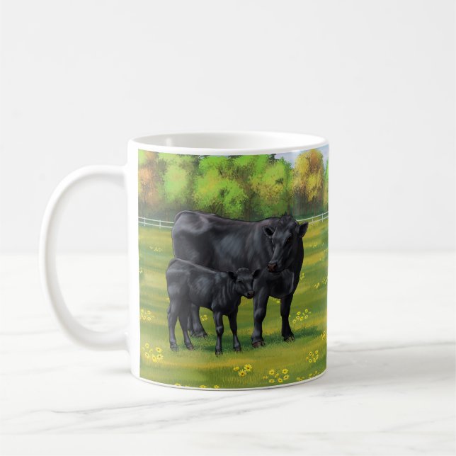 Schwarze Anguskühe und Niedliches Kalb im Sommerwe Kaffeetasse (Links)