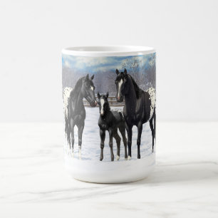 Schwarze Appaloosa Pferde im Schnee Tasse