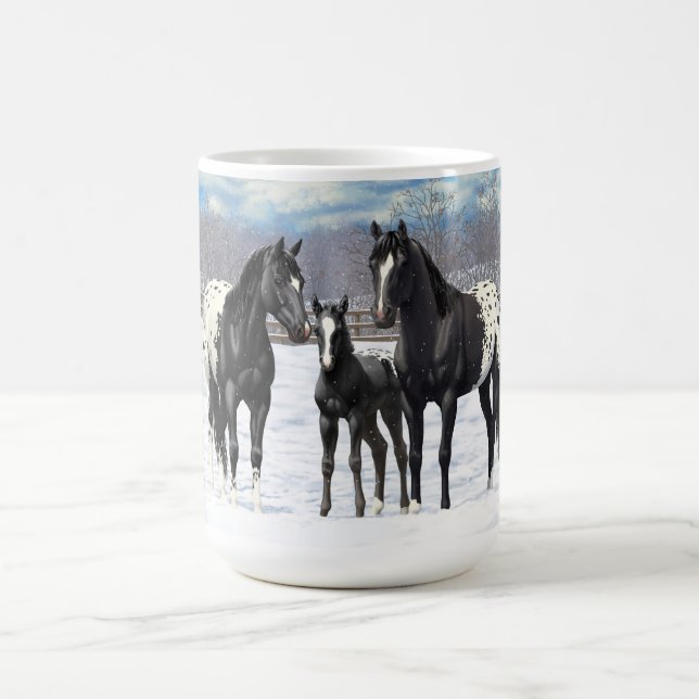 Schwarze Appaloosa Pferde im Schnee Tasse (Mittel)