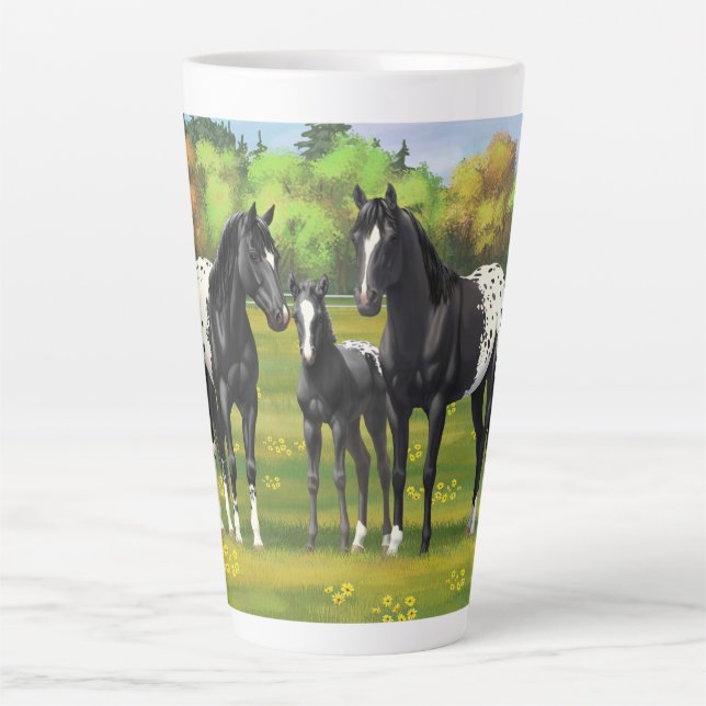 Schwarze Appaloosa Pferde im Sommer Weide Milchtasse (Vorderseite)