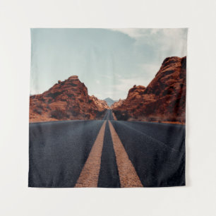 SCHWARZE ASPHALT-STRASSE ZWISCHEN BROWN ROCK FORMA WANDTEPPICH