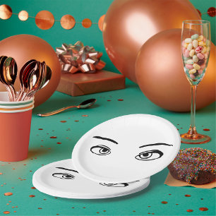 Schwarze Augen sehen Teller aus Papier