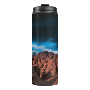 SCHWARZE AUTOS IN DER NÄHE DER ROCKFORMATIONEN THERMOSBECHER