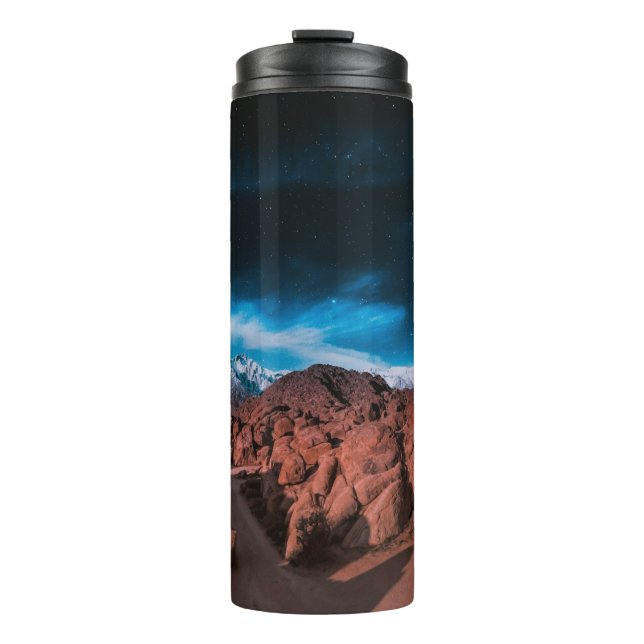 SCHWARZE AUTOS IN DER NÄHE DER ROCKFORMATIONEN THERMOSBECHER (Vorderseite)