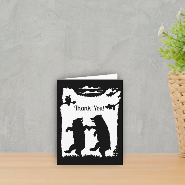 Schwarze Bären tanzen im Wald in Baumhütte auf Wei Dankeskarte (Two dancing black bears in woods owl in tree on black and white Thank You card.)