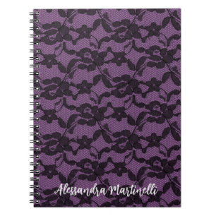 Schwarze Blumen-Spitze auf violettem Notizbuch Notizblock