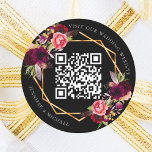 Schwarze Bordeaux-Blumen goldene geometrische QR-H Runder Aufkleber<br><div class="desc">Die Rose sind in Bordeaux und Rosa gehalten. Eleganter schwarzer Hintergrund. Ein Imitat goldener geometrischer Rahmen. Fügen Sie Ihre URL für Ihre Hochzeitswebsite hinzu.</div>