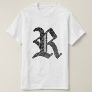 Schwarze Buchstabe "R" im gotischen Stil T-Shirt