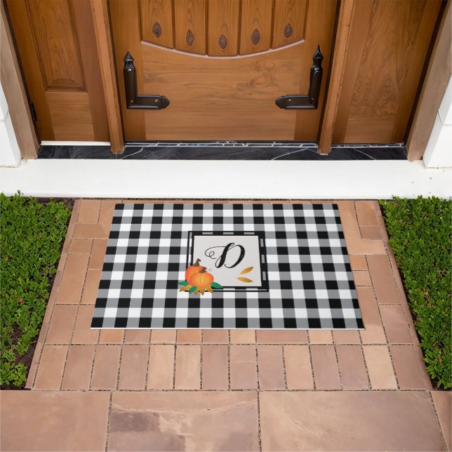 Schwarze Buffalo-Karierte Fall Monogram Doormat Fußmatte (Außenbereich)