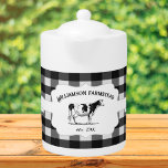 Schwarze Buffalo-Karierte Farmkuh<br><div class="desc">Fügen Sie eine rustikale Touch in Ihre Küche mit diesem Black Buffalo Karierten Bauernhof Kuh Teekanne. Teapot Design verfügt über eine Farm Kuh auf einem eleganten Anhänger und einen eigenen Text,  mit dem Sie Ihren Familiennamen mit einem Gingham Muster Hintergrund personalisieren können. Zusätzliche Wohngestaltungen sind mit diesem Design verfügbar.</div>