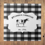 Schwarze Buffalo Karierte Landkühe dekorativ Fliese<br><div class="desc">Personalisieren Sie eine einzigartige Kachel mit dieser rustikalen schwarzen Buffalo Karierte Farm Kuh dekorative Tile. Das Tile Design umfasst eine Kuh auf einem eleganten Tag und einen eigenen Text,  der Ihnen ermöglicht,  Ihren Familiennamen mit einem Gingham-Muster-Hintergrund zu personalisieren. Zusätzliche Wohngestaltungen sind mit diesem Design verfügbar.</div>