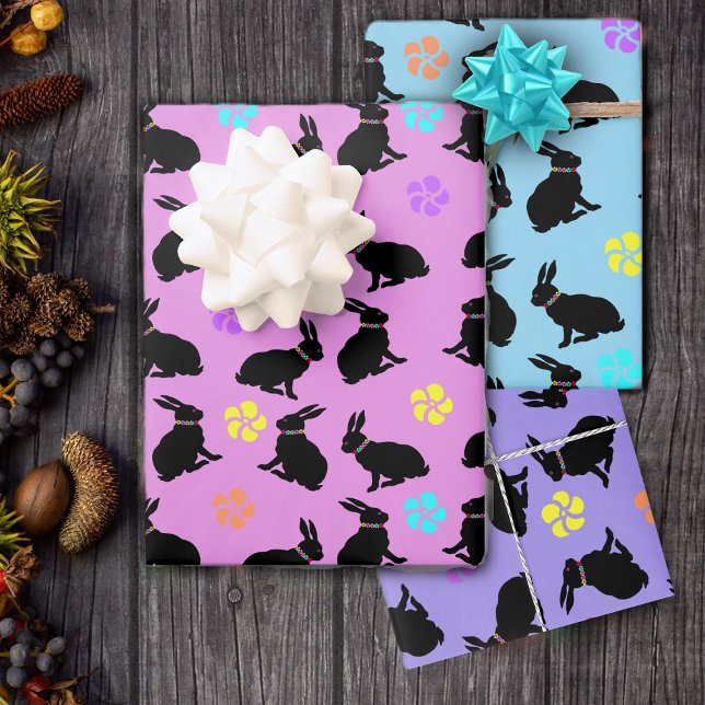 Schwarze Bunnies mit Blume auf Pastellen sitzen Geschenkpapier Set (Black rabbits with flowers on pastel gift wrap sheets for birthday or Easter in pink, purple, blue.)