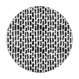 Schwarze Bürste streicht Muster Schneidebrett