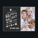 SCHWARZE CHALKBOARD FERIENWOHNUNG FOTO POSTCARD FEIERTAGSPOSTKARTE<br><div class="desc">CHALKBOARD GLÜCKLICH FERIEN FOTOKARTE. Spaß Kreide Schriftart verwendet auf einem schwarzen Chalkboard-Effekt Hintergrund. Wir wünschen Ihnen einen angenehmen Urlaub von unserer Familie zu IHNEN. Personalisieren Sie mit Ihrem Namen und Foto. Elke Clarke© für Monogram Gallery. Für ein anderes Sprichwort kontaktieren Sie bitte das Geschäft.</div>