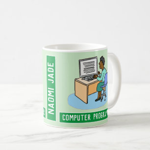 Schwarze Computerprogrammiererin mit Namen. Kaffeetasse