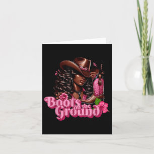 Schwarze Cowgirl rosa Stiefel auf dem Boden Karte