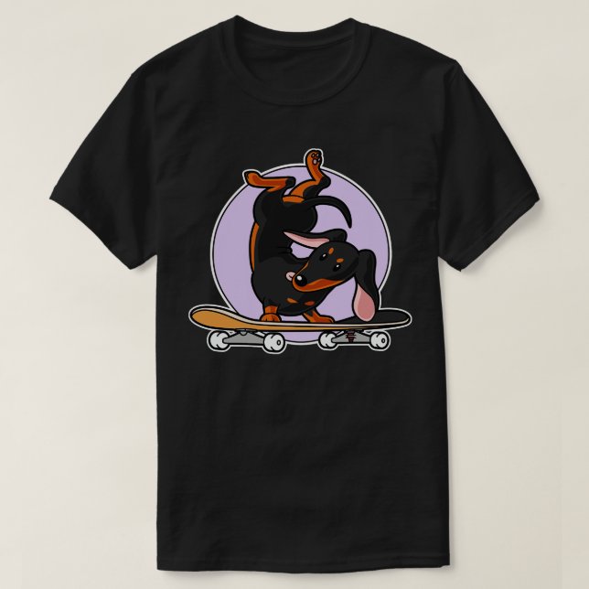 Schwarze Dackel Dackel Würstchen auf Skateboard T-Shirt (Design vorne)