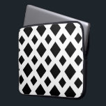 Schwarze Diamanten auf Weiß Laptopschutzhülle<br><div class="desc">Ein gewagtes,  geometrisches Muster großer und kleiner schwarzer Diamanten auf weißem Hintergrund. Das Weiße bildet ein Gitter,  das die Diamantformen trennt. Digitales 9000 x 6000 Pixel Bild. Copyright ©2013 Claire E. Skinner,  Alle Rechte vorbehalten.</div>