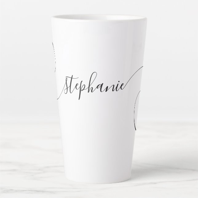 Schwarze elegante Schriftart Lockiger Name Milchtasse (Vorderseite)