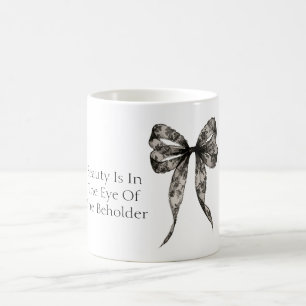 Schwarze Falsche Spitzen-Schleife Schönheit liegt Kaffeetasse