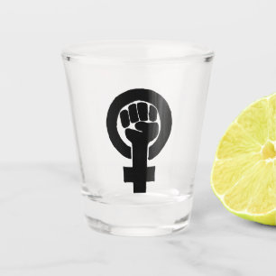 Schwarze feministische Faust Schnapsglas