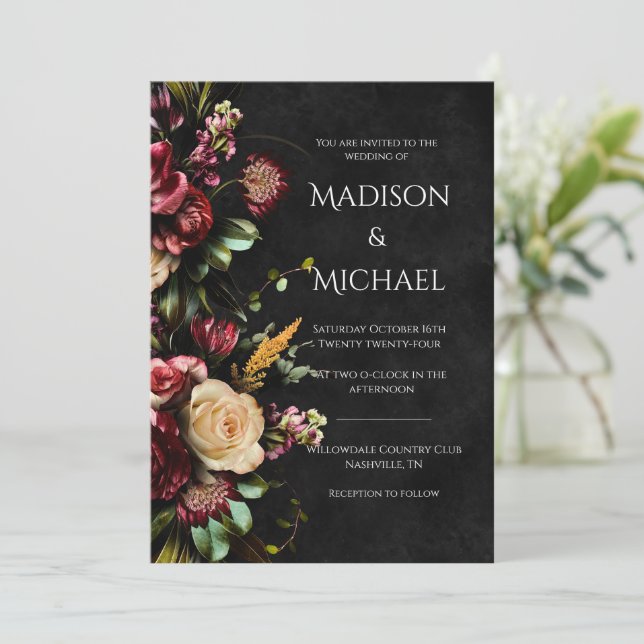 Schwarze Flora Moderne Hochzeit Einladung (Stehend Vorderseite)