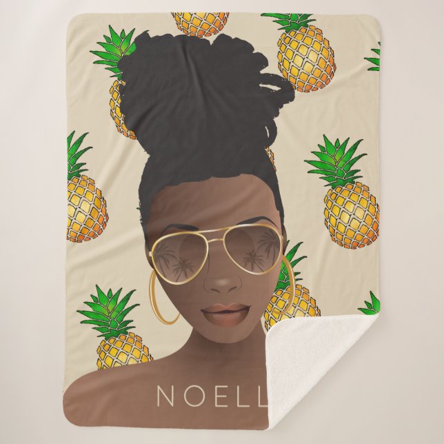 Schwarze Frau, Gold-Shades, Ananas-Muster, Beige Sherpadecke (Vorderseite)