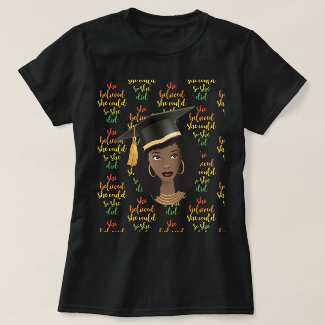 Schwarze Frau Graduation Cap, sie glaubte, sie kön T-Shirt (Design vorne)
