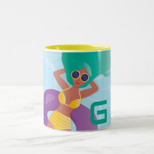 Schwarze Frau im Lounging im Pool, Ihre erste Zweifarbige Tasse