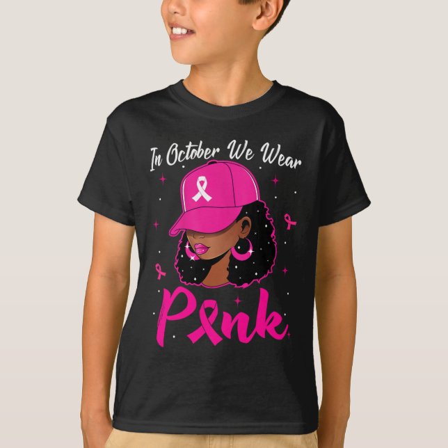 Schwarze Frau im Oktober tragen wir rosa Brustkreb T-Shirt (Vorderseite)