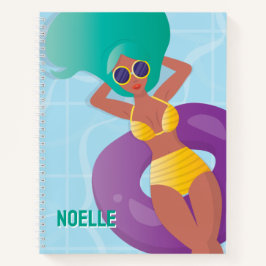 Schwarze Frau in Lounges im Pool Notizbuch